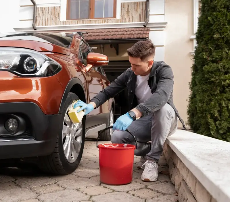 Lavage auto à domicile Saint-Germain-sur-Rhône : professionnel intervenant sur un véhicule